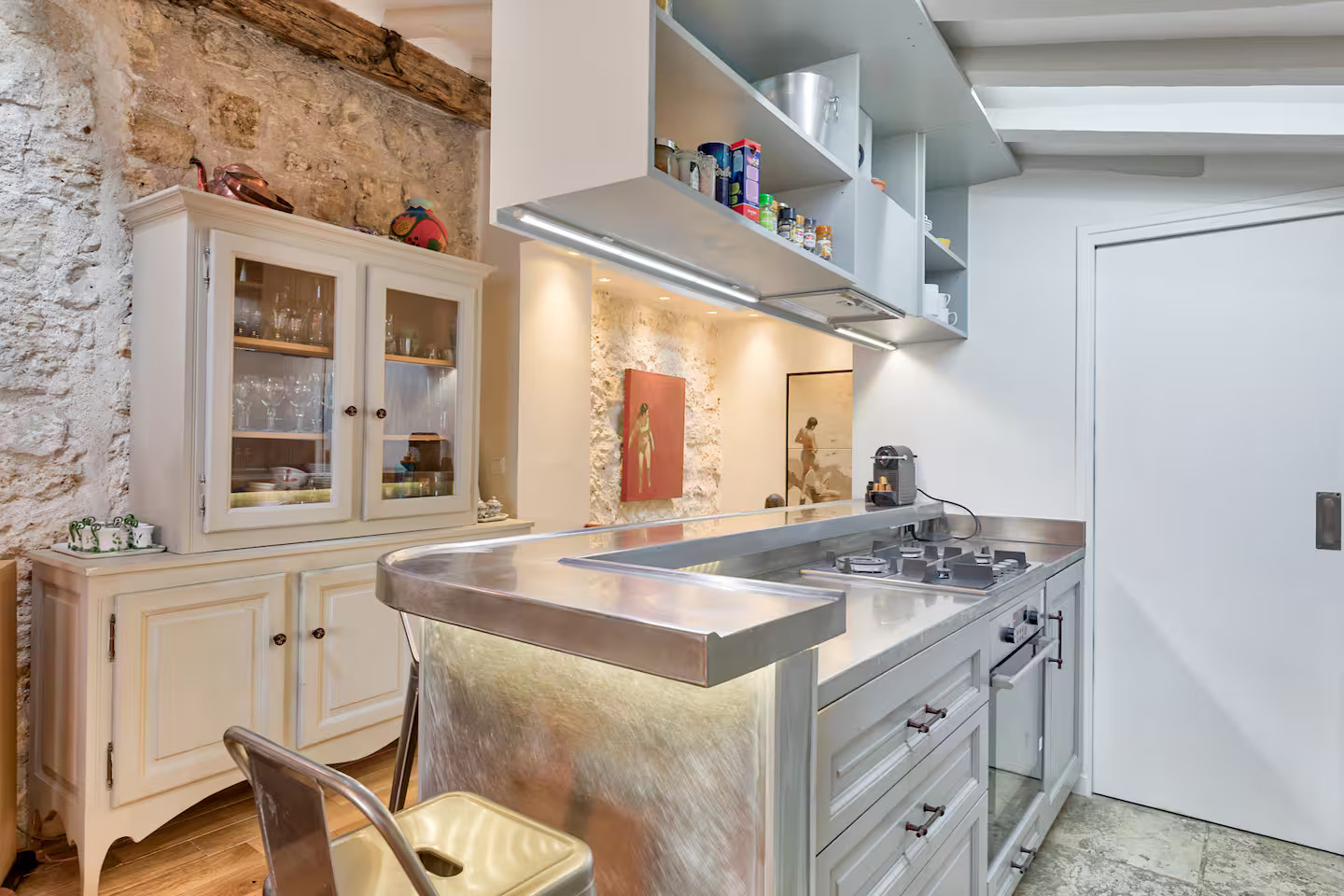 cuisine murs en pierres anciennes appartement Paris sur l cuisine murs en pierres anciennes appartement Paris sur l'île Saint Louis en triplex décoration contemporaine classique chic