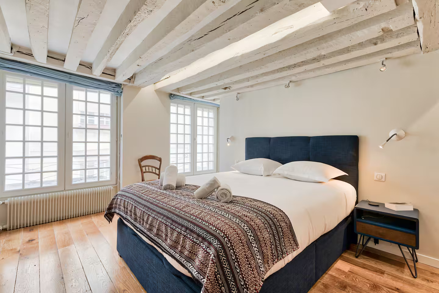 chambre avec poutres appartement Paris sur l chambre avec poutres appartement Paris sur l'île Saint Louis en triplex décoration contemporaine classique chic