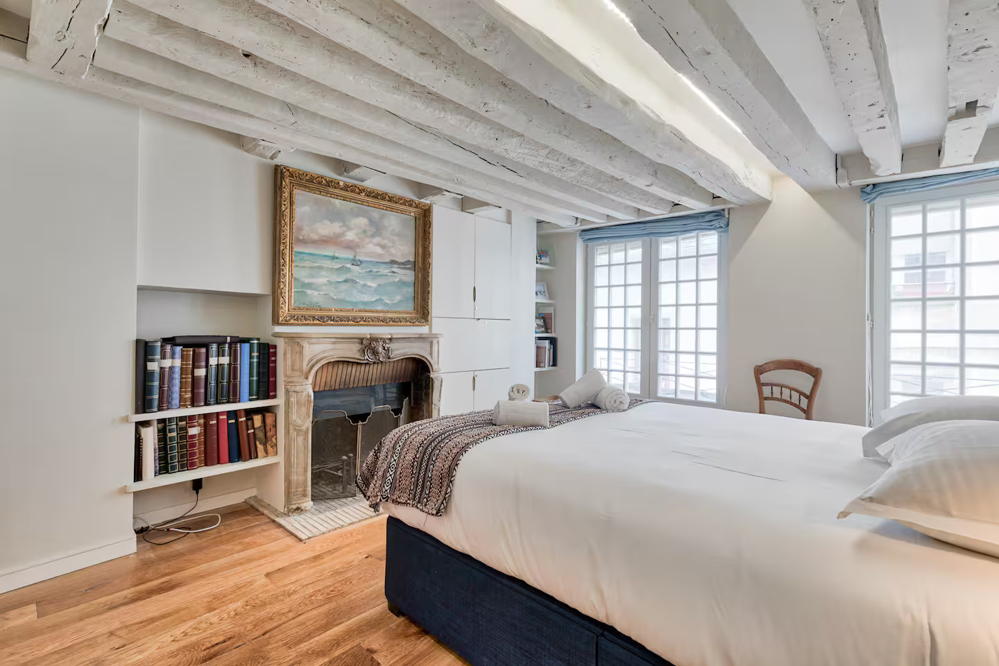 chambre avec poutres et cheminée appartement Paris sur l chambre avec poutres et cheminée appartement Paris sur l'île Saint Louis en triplex décoration contemporaine classique chic