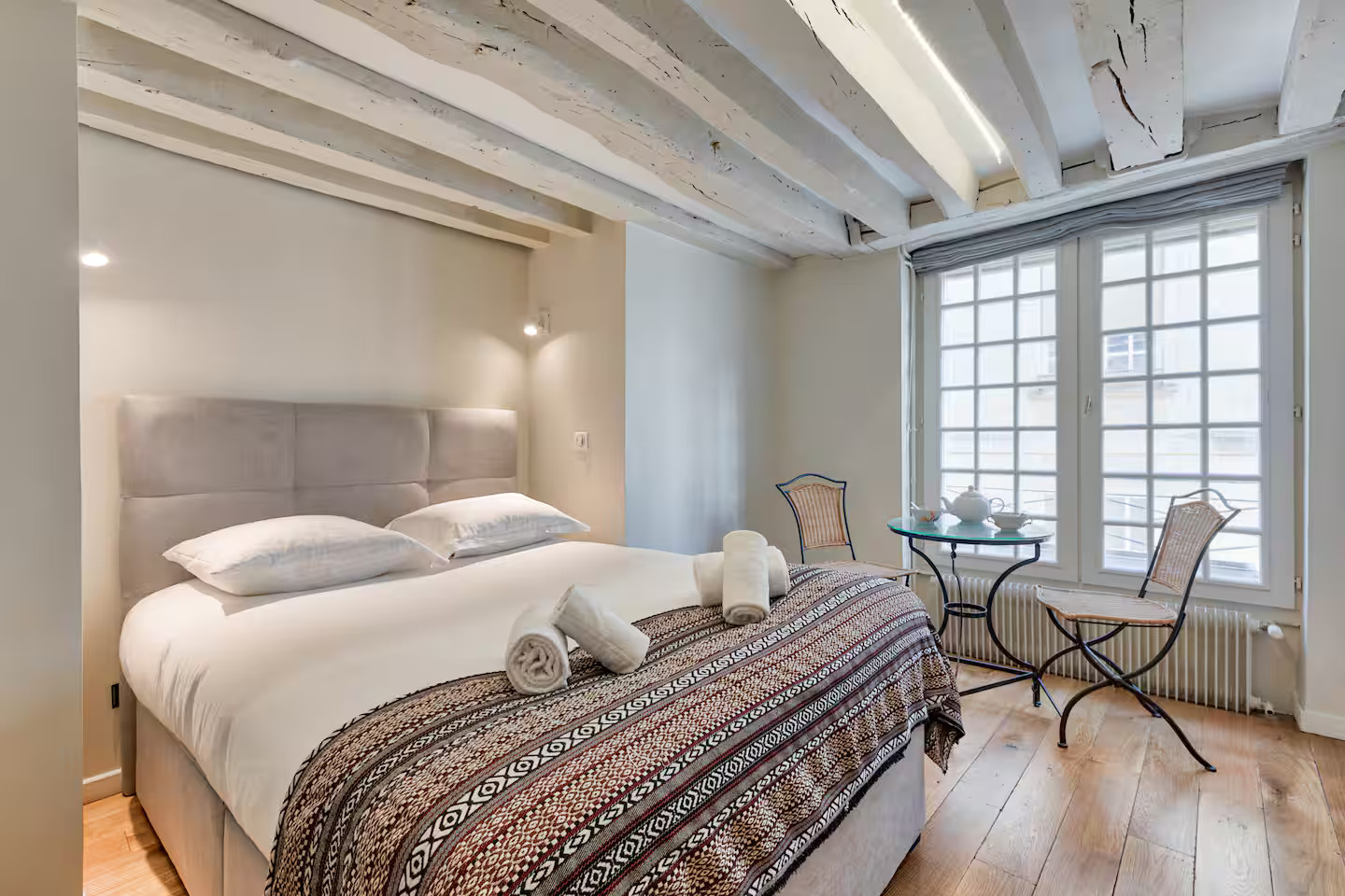 chambre avec poutres appartement Paris sur l chambre avec poutres appartement Paris sur l'île Saint Louis en triplex décoration contemporaine classique chic