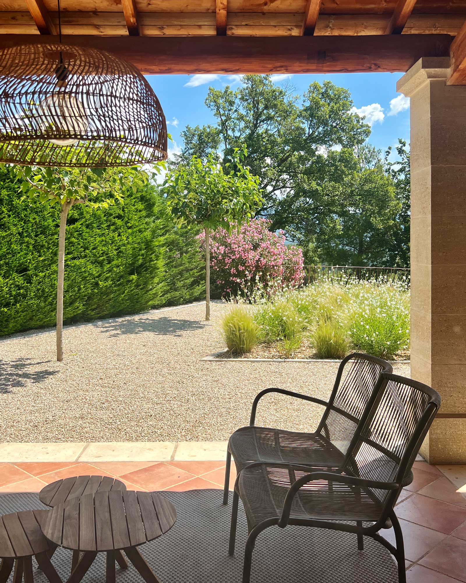terrasse abritée avec poutres jardin gravillons terrasse abritée avec poutres jardin gravillons