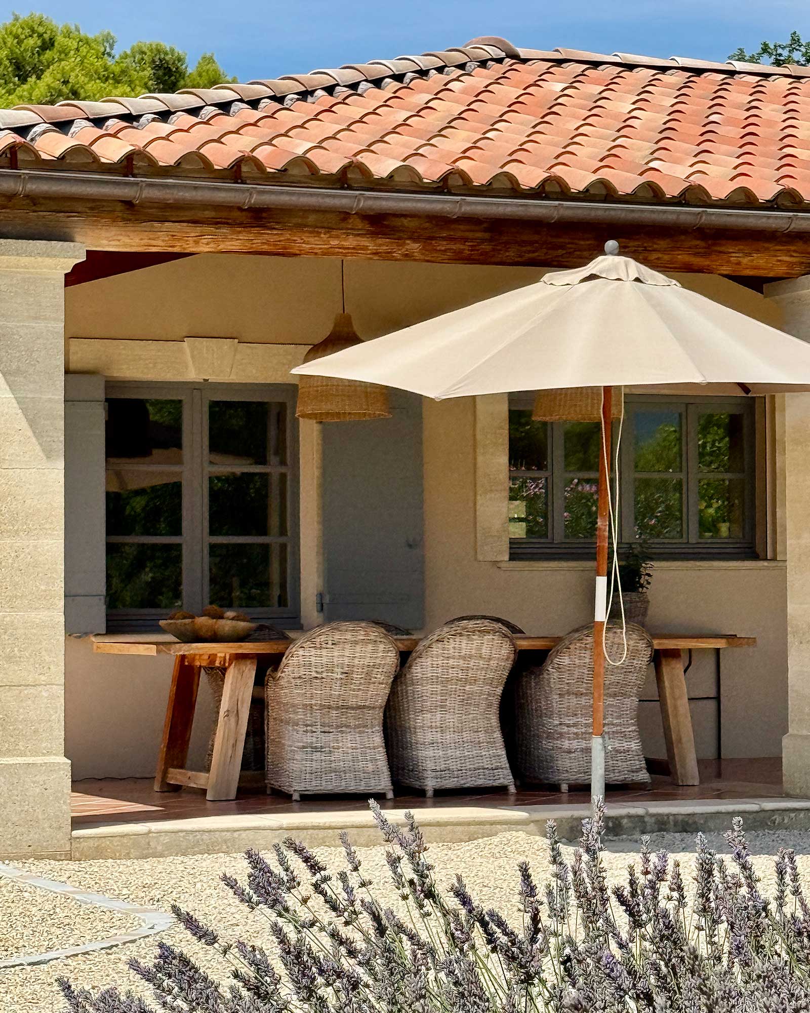 terrasse abritée maison provençale jardin gravillons terrasse abritée maison provençale jardin gravillons