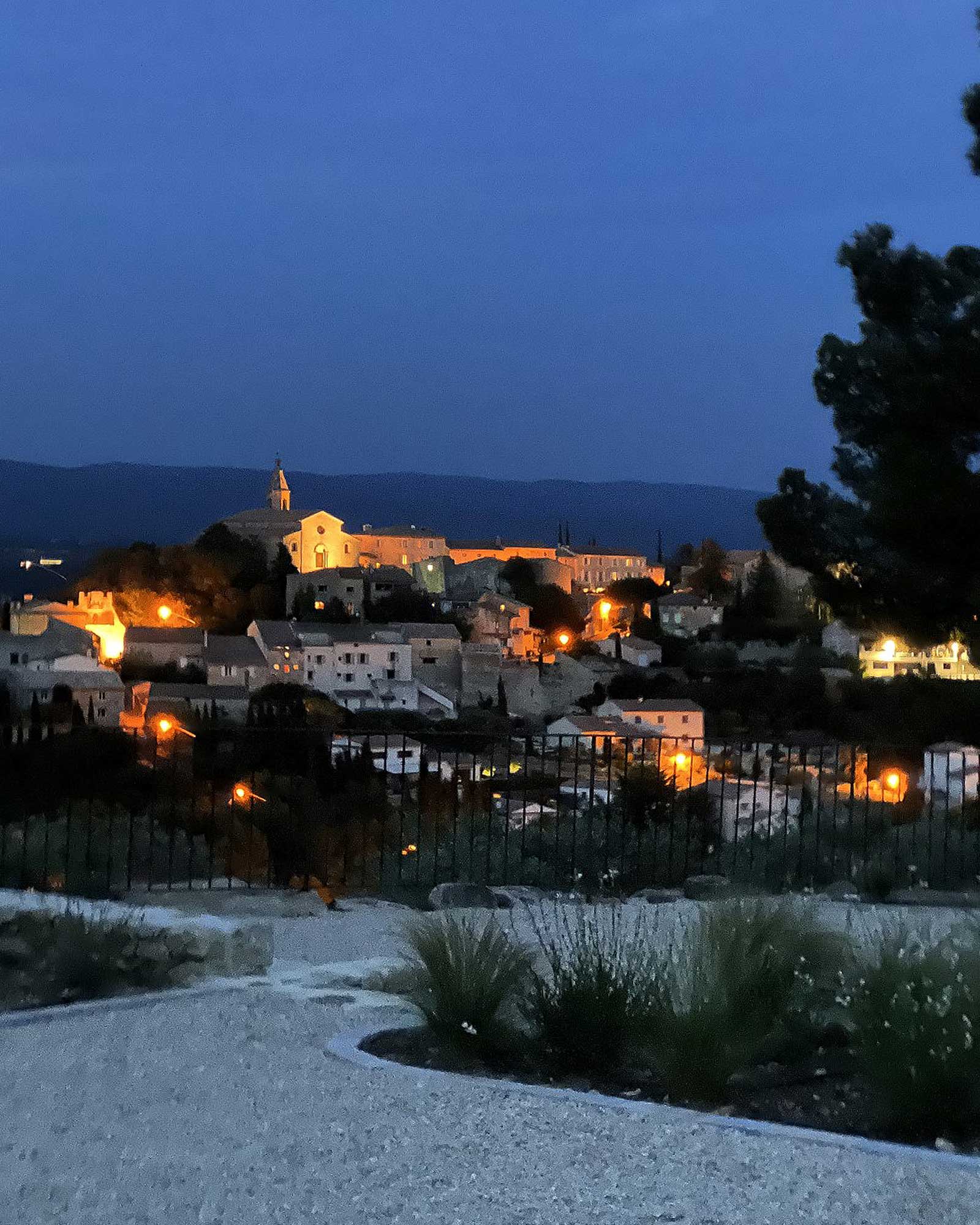 village éclairé la nuit Provence Mont Ventoux village éclairé la nuit Provence Mont Ventoux