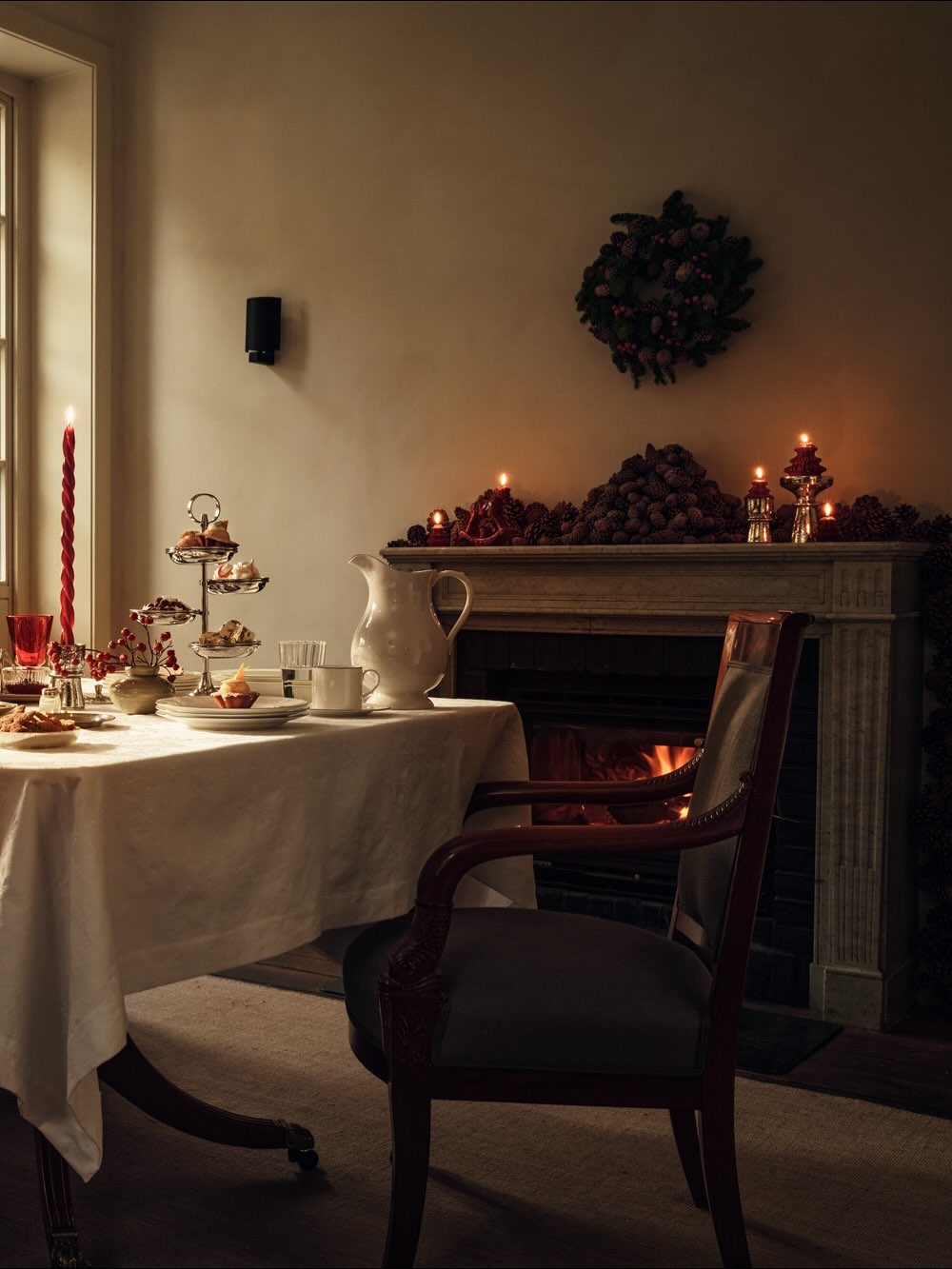 salle à manger avec cheminée et table de fête Noël Zara Home