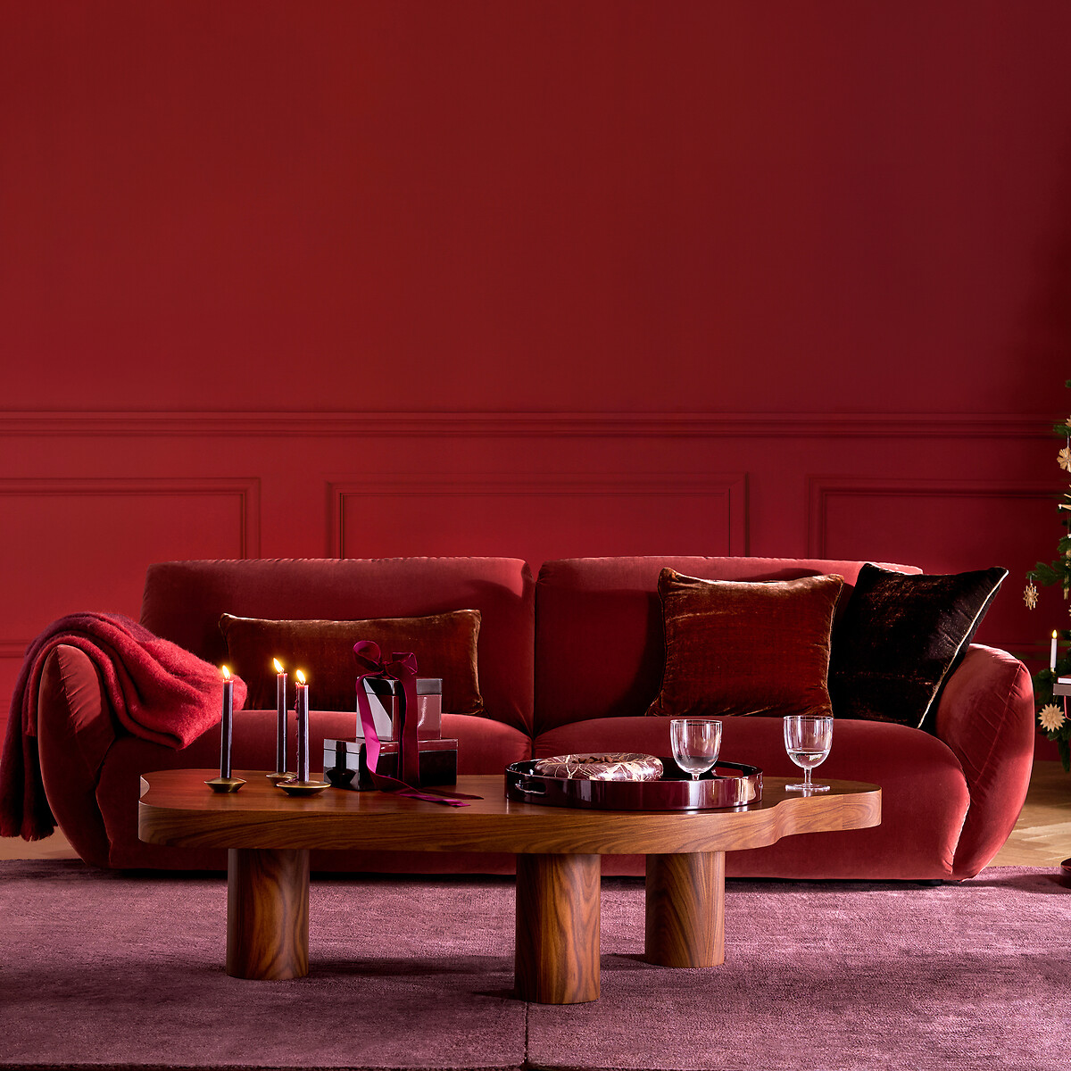 salon canapé rouge velours catalogue Noël AM PM 2025 La Redoute