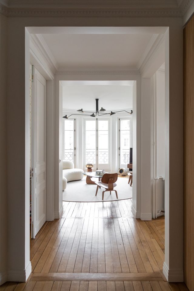salon appartement Paris haussmannien décoration design table basse Noguchi luminaire Serge Mouille salon appartement Paris haussmannien décoration design table basse Noguchi luminaire Serge Mouille