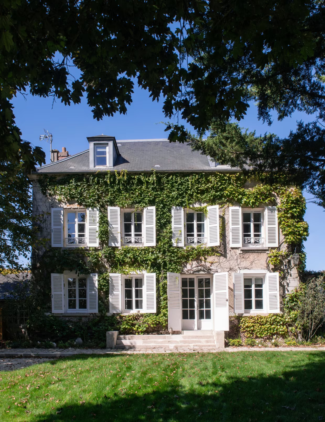 maison classique avec vigne vierge 19e siècle près de Paris maison classique avec vigne vierge 19e siècle près de Paris
