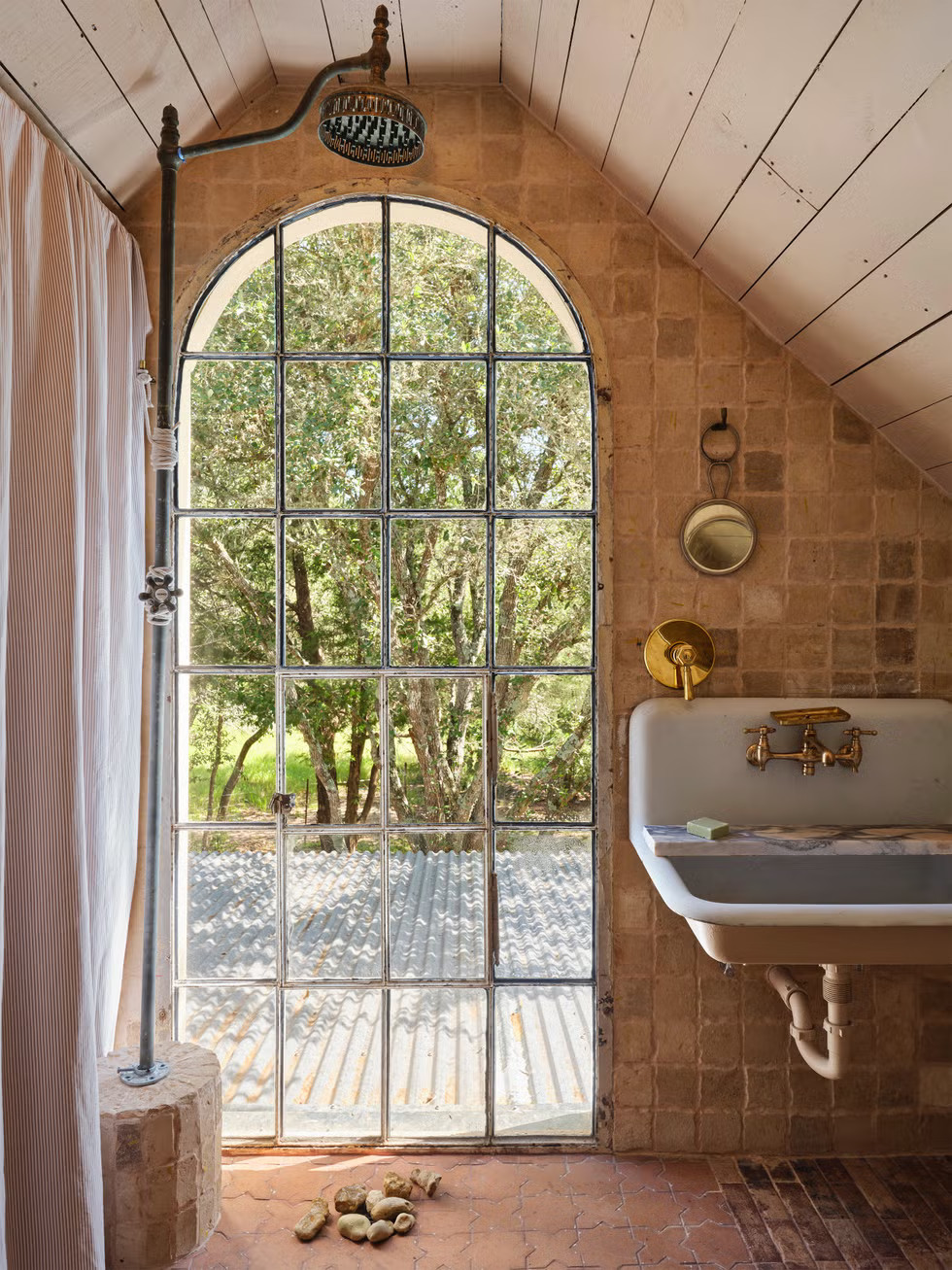 salle de bain rustique chic avec fenêtre cintrée ancienne ferme rénovée du 19e siècle salle de bain rustique chic avec fenêtre cintrée ancienne ferme rénovée du 19e siècle