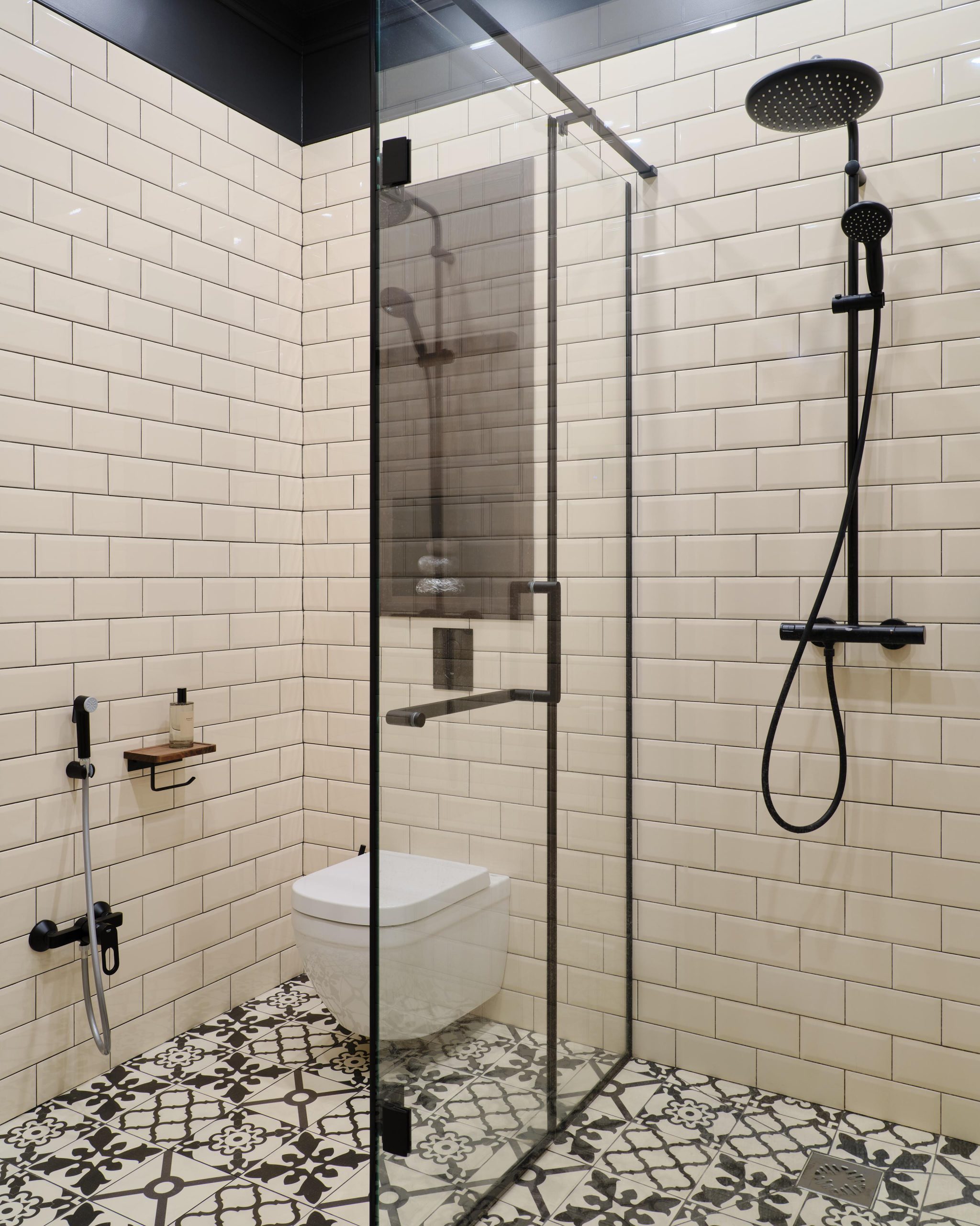 salle de bain blanche sol carreaux de ciment noir et blanc