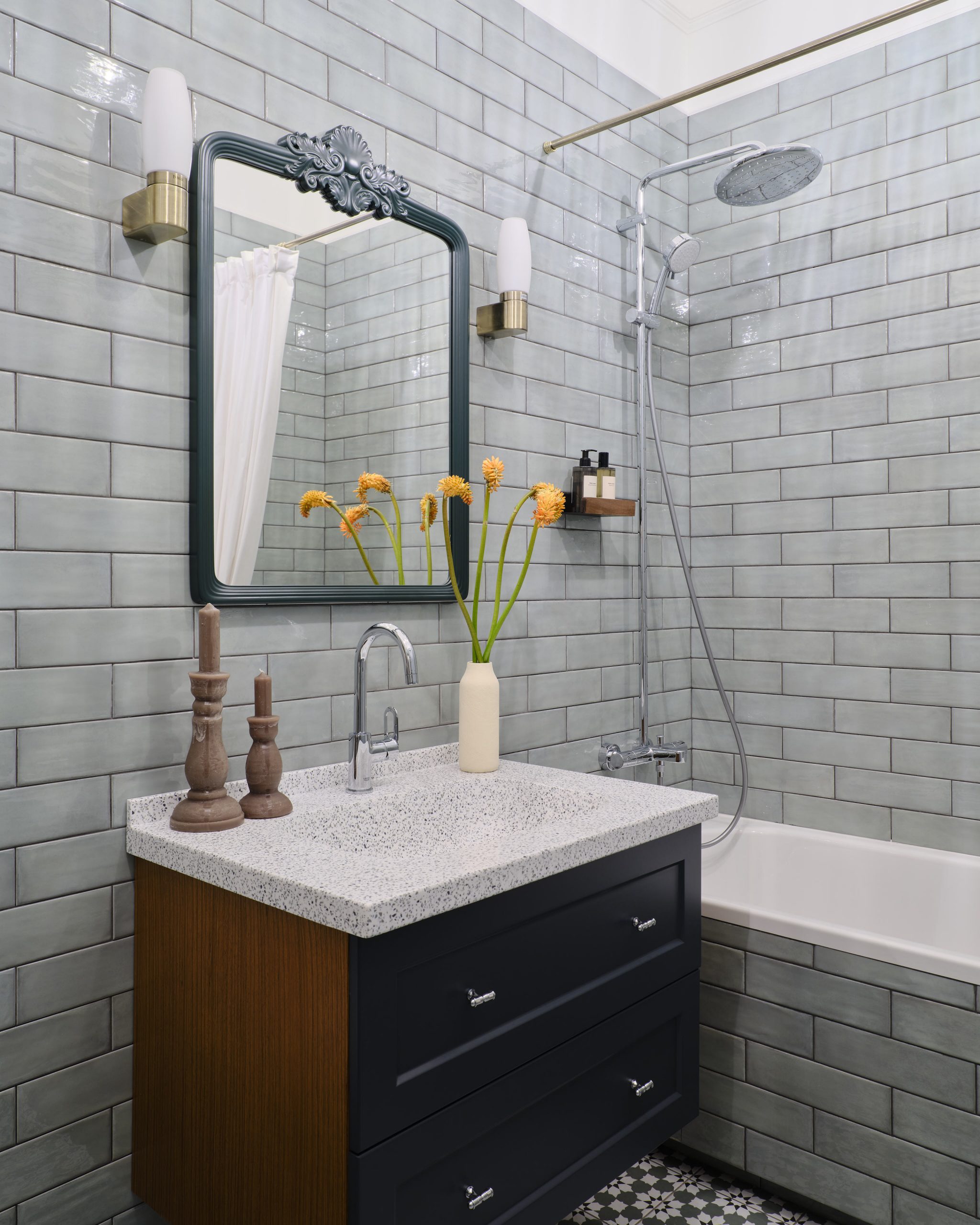 salle de bain bleue appartement 100m2 décoration vintage et contemporaine