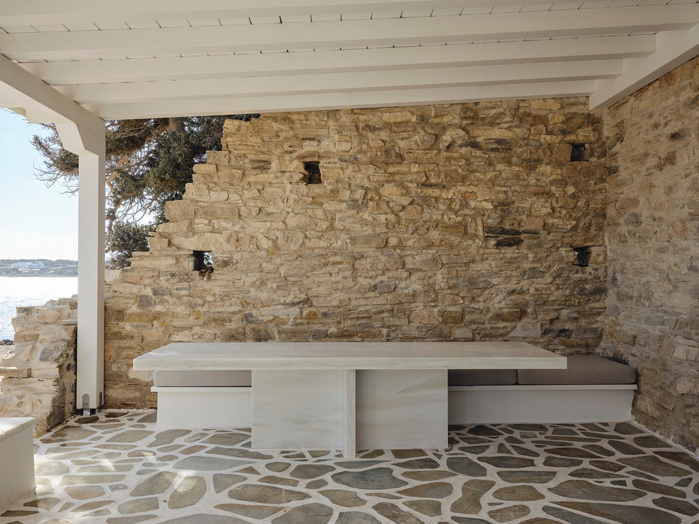 terrasse maison de plage en pierres Maison Patitiri Grèce île d terrasse maison de plage en pierres Maison Patitiri Grèce île d'Antiparos photo : Giulio Ghirardi