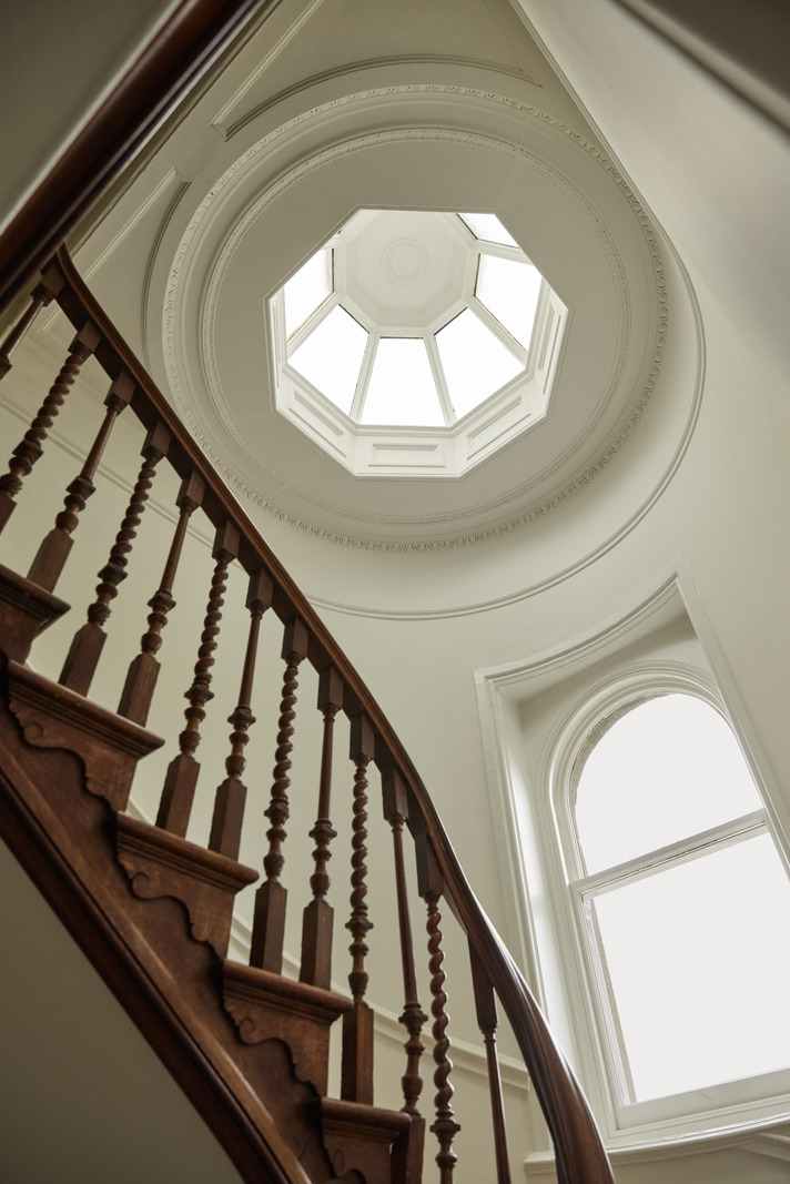 escalier avec dôme vitré maison anglaise décoration classique chic