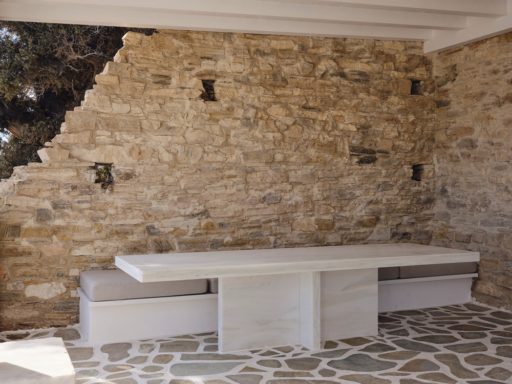 terrasse maison de plage en pierres Maison Patitiri Grèce île d terrasse maison de plage en pierres Maison Patitiri Grèce île d'Antiparos photo : Giulio Ghirardi
