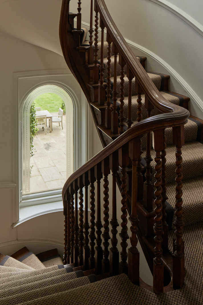 escalier ancien en chêne maison anglaise décoration classique chic