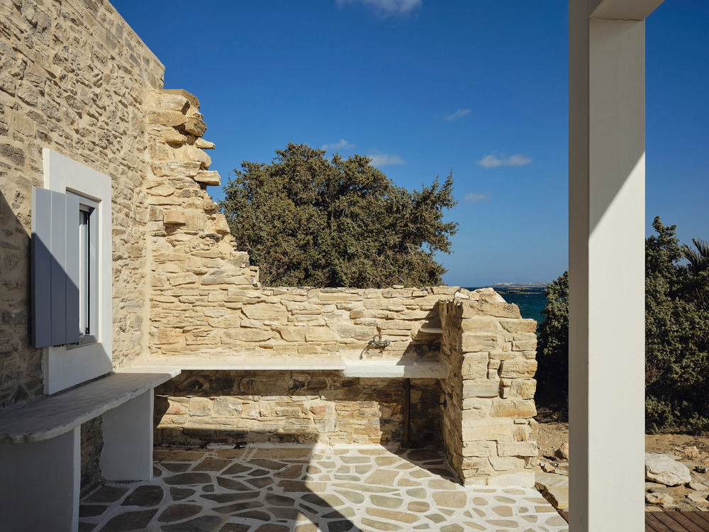 terrasse maison de plage en pierres Maison Patitiri Grèce île d terrasse maison de plage en pierres Maison Patitiri Grèce île d'Antiparos photo : Giulio Ghirardi
