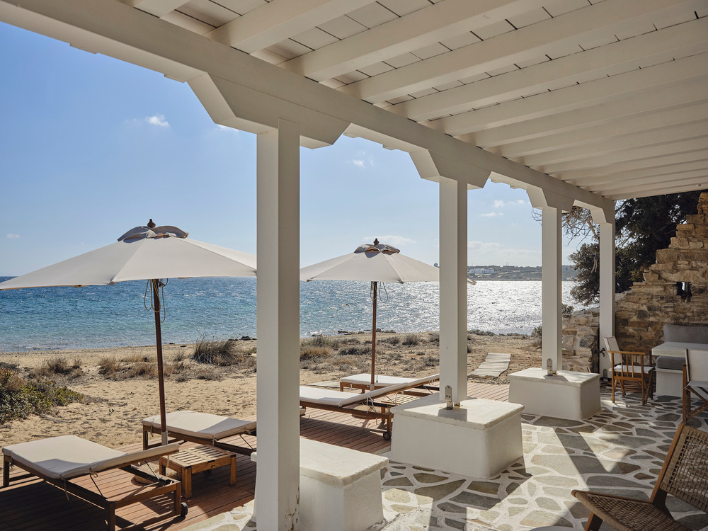 terrasse maison de plage en pierres Maison Patitiri Grèce île d terrasse maison de plage en pierres Maison Patitiri Grèce île d'Antiparos photo : Giulio Ghirardi