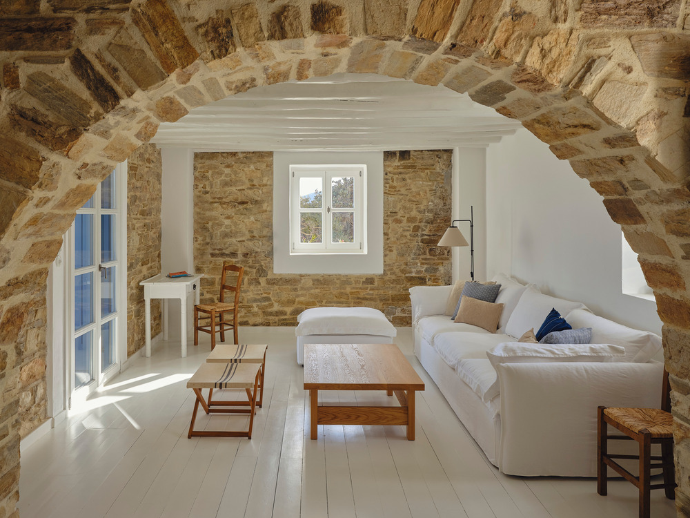 salon avec ouverture cintrée en pierres maison de plage en pierres Maison Patitiri Grèce île d salon avec ouverture cintrée en pierres maison de plage en pierres Maison Patitiri Grèce île d'Antiparos photo : Giulio Ghirardi