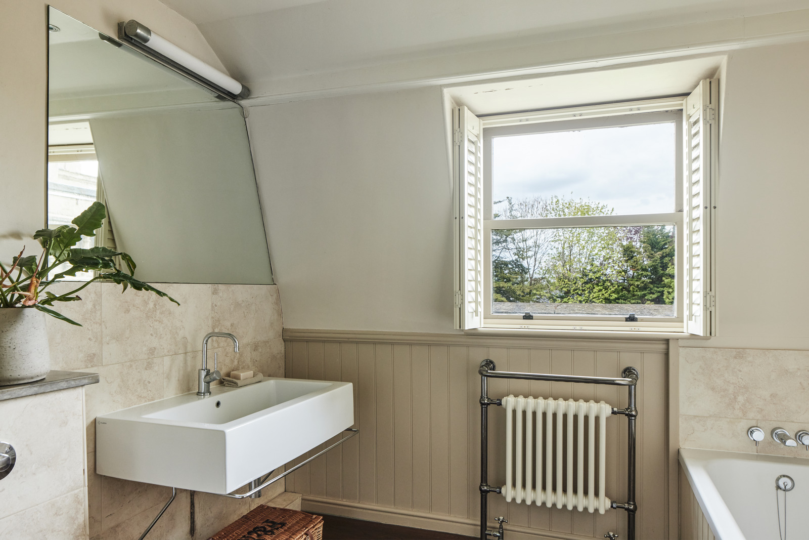 salle de bain vintage avec fenêtre