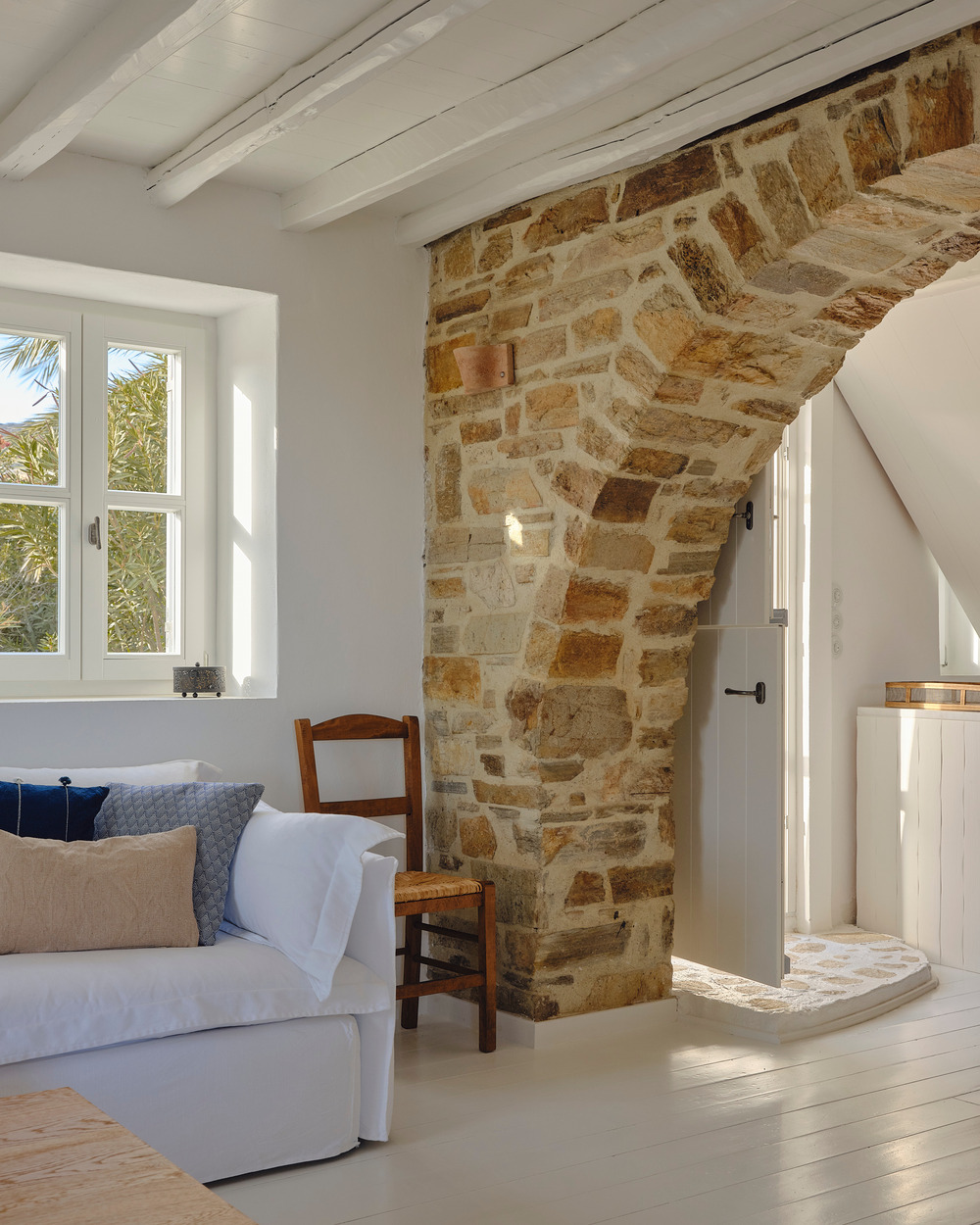 salon avec ouverture cintrée en pierre maison de plage en pierres Maison Patitiri Grèce île d salon avec ouverture cintrée en pierre maison de plage en pierres Maison Patitiri Grèce île d'Antiparos photo : Giulio Ghirardi
