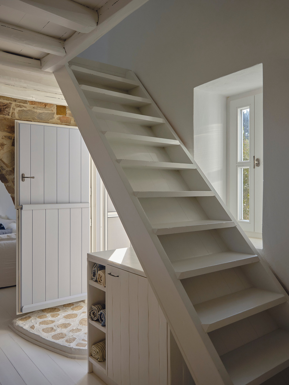 escalier bois peint en blanc maison de plage en pierres Maison Patitiri Grèce île d escalier bois peint en blanc maison de plage en pierres Maison Patitiri Grèce île d'Antiparos photo : Giulio Ghirardi