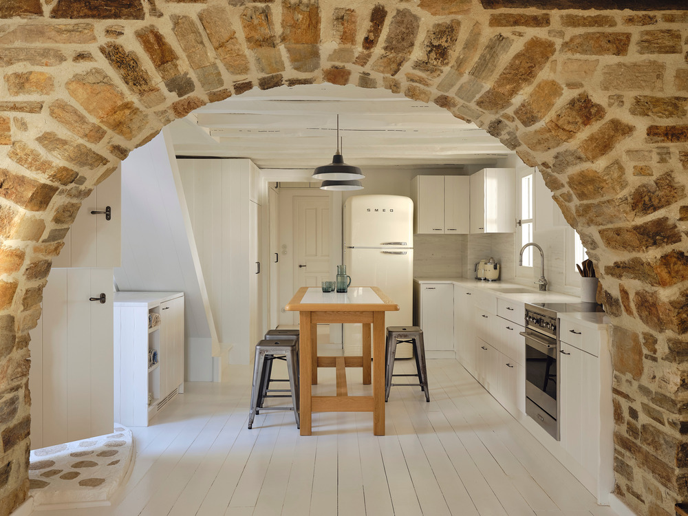 cuisine avec ouverture cintrée en pierre maison de plage en pierres Maison Patitiri Grèce île d cuisine avec ouverture cintrée en pierre maison de plage en pierres Maison Patitiri Grèce île d'Antiparos photo : Giulio Ghirardi