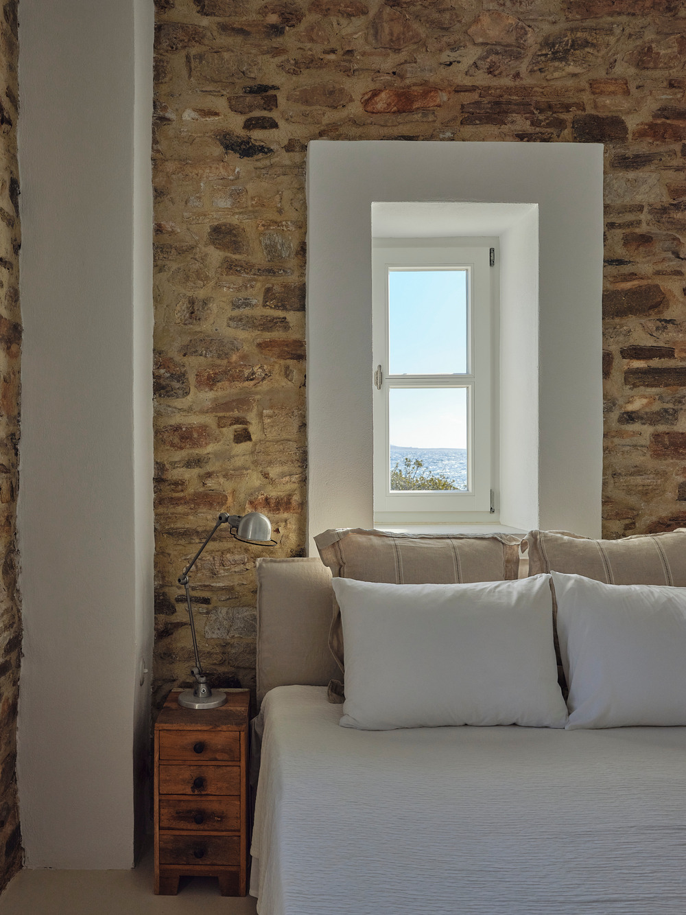 chambre décoration naturelle maison de plage en pierres Maison Patitiri Grèce île d chambre décoration naturelle maison de plage en pierres Maison Patitiri Grèce île d'Antiparos photo : Giulio Ghirardi