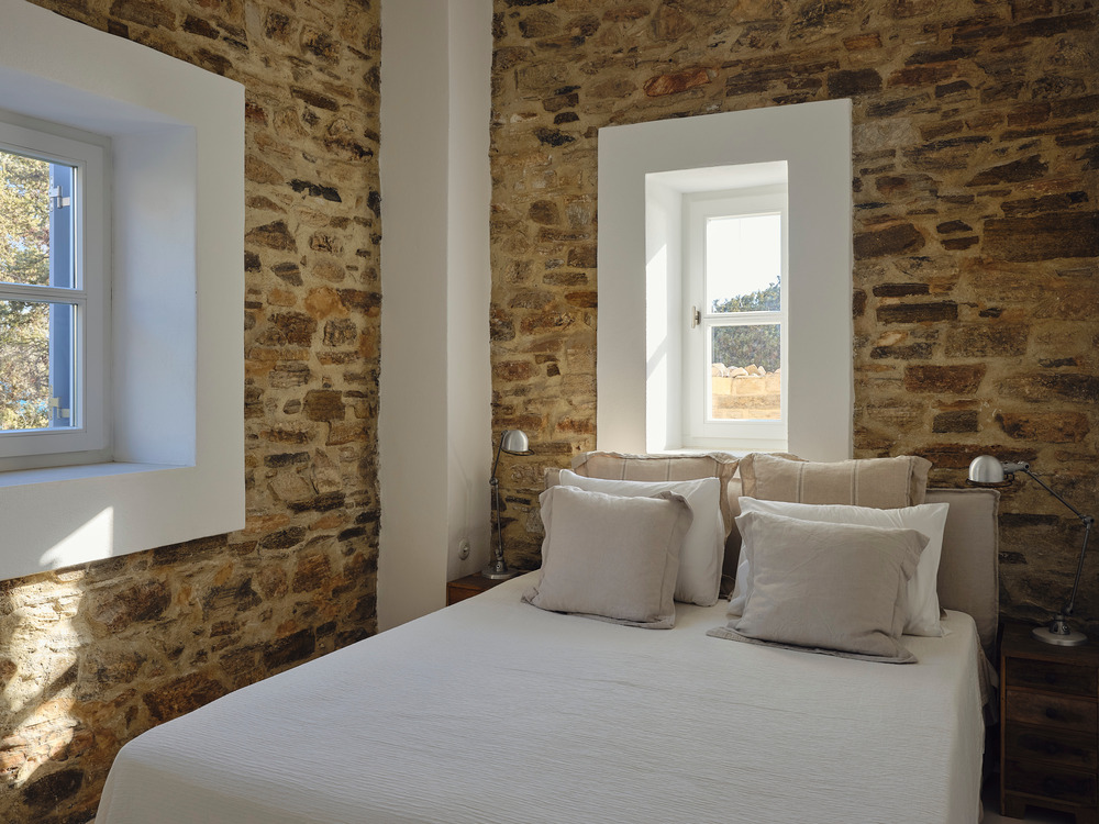 chambre décoration naturelle maison de plage en pierres Maison Patitiri Grèce île d chambre décoration naturelle maison de plage en pierres Maison Patitiri Grèce île d'Antiparos photo : Giulio Ghirardi