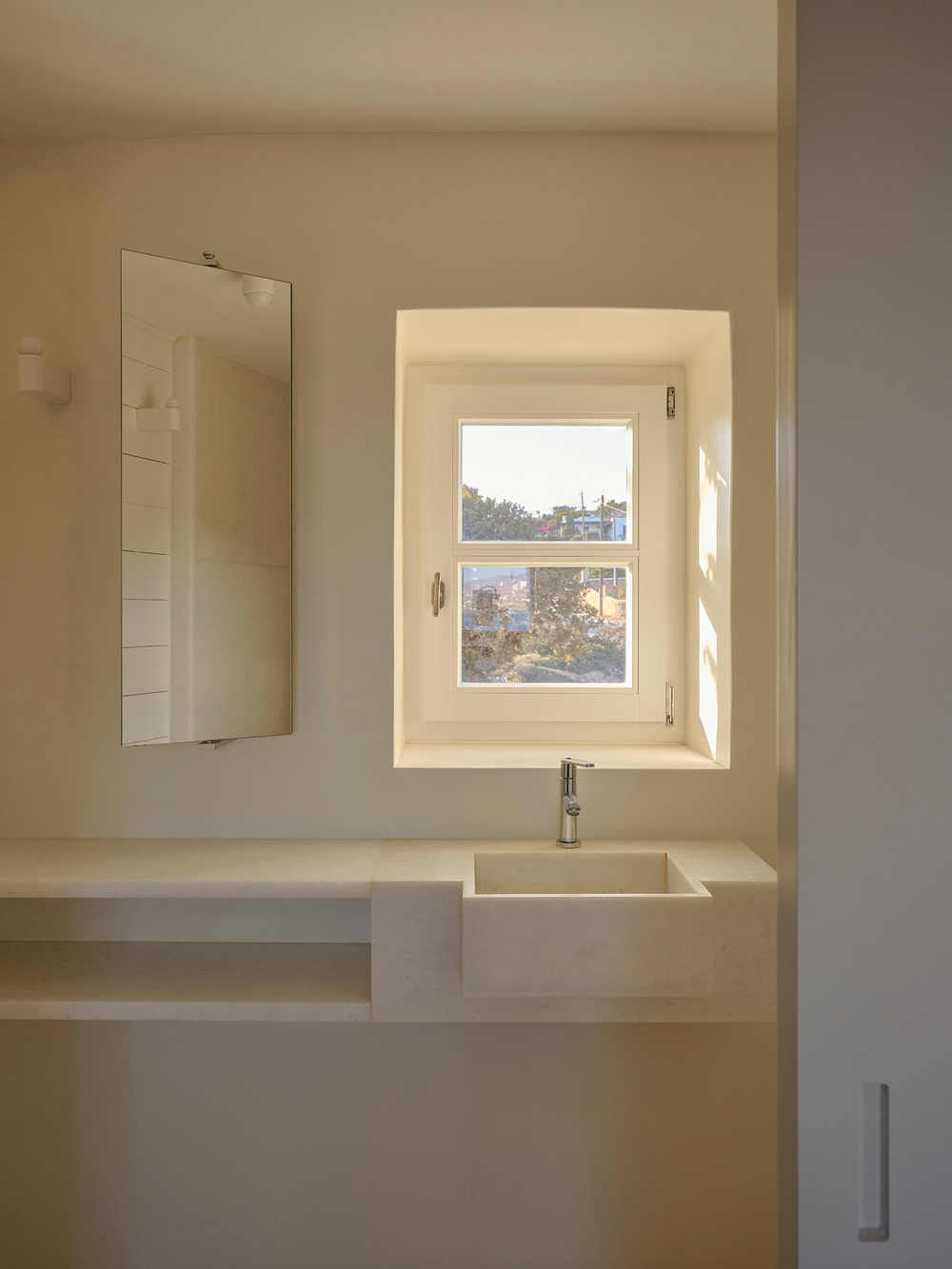 salle de bain minimaliste avec petite fenêtre vue mer salle de bain minimaliste avec petite fenêtre vue mer
