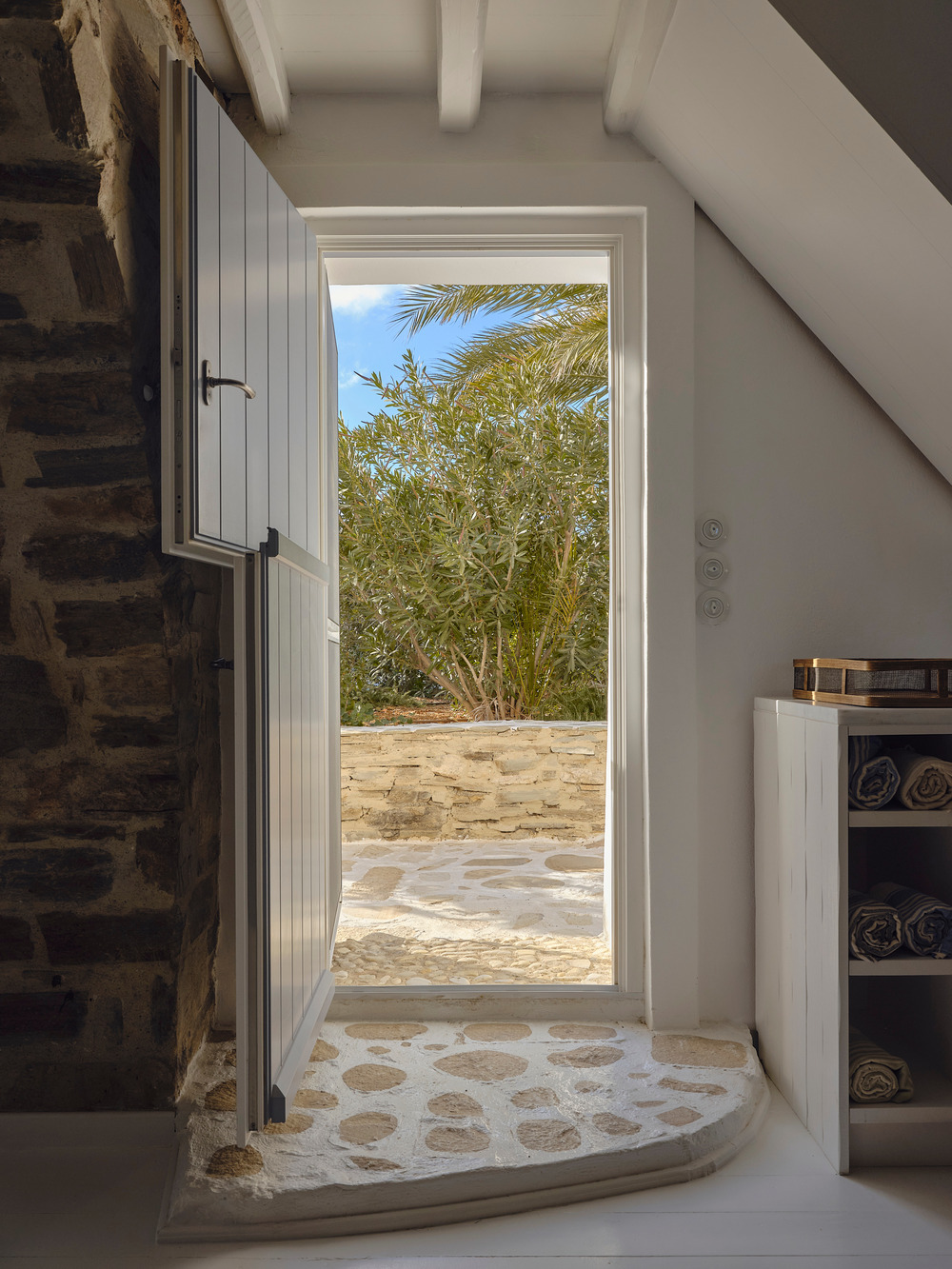 entrée maison de plage en pierres Maison Patitiri Grèce île d entrée maison de plage en pierres Maison Patitiri Grèce île d'Antiparos photo : Giulio Ghirardi