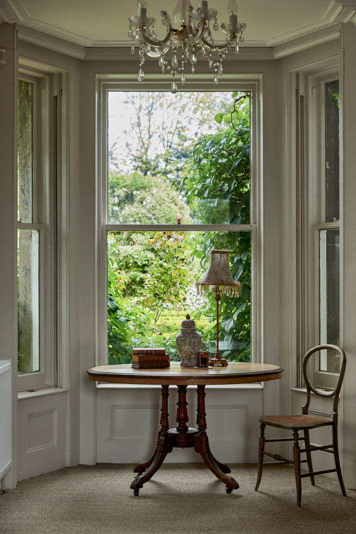 salon avec bow-window maison anglaise décoration classique chic