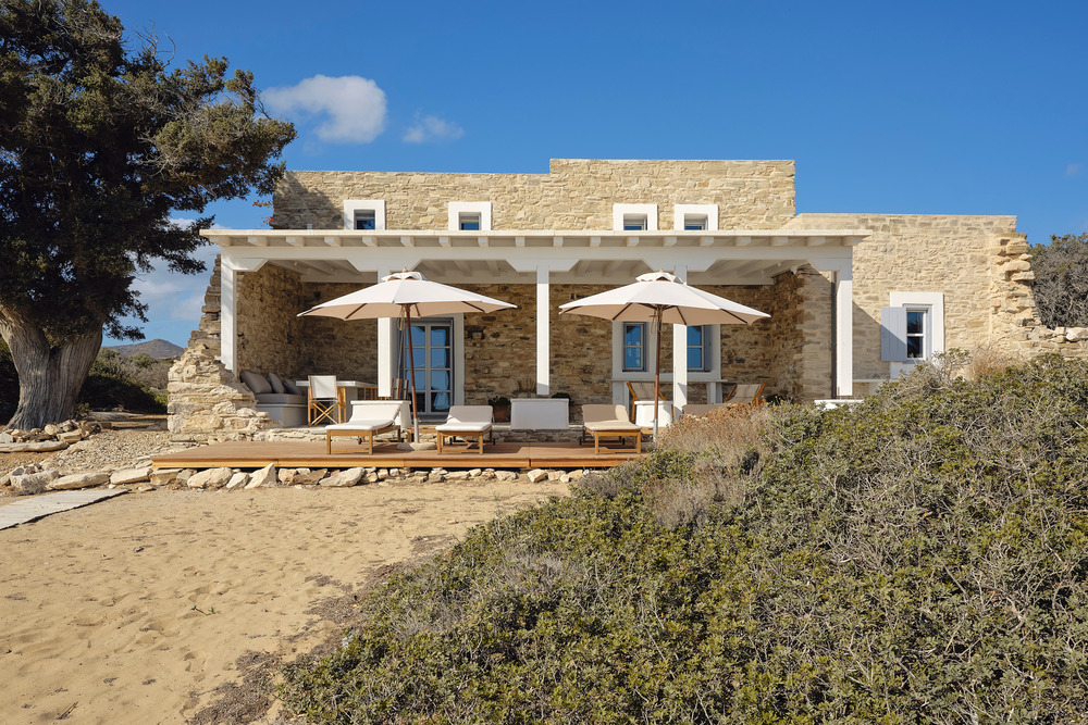 terrasse maison de plage en pierres Maison Patitiri Grèce île d terrasse maison de plage en pierres Maison Patitiri Grèce île d'Antiparos photo : Giulio Ghirardi