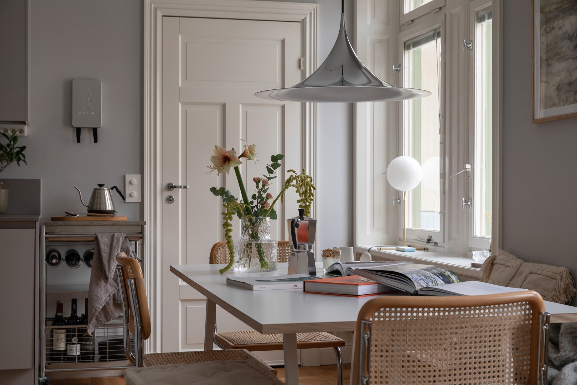cuisine ouverte et salle à manger murs gris fenêtres cintrées studio 34m2 dans immeuble ancien décoration scandinave cuisine ouverte et salle à manger murs gris fenêtres cintrées studio 34m2 dans immeuble ancien décoration scandinave