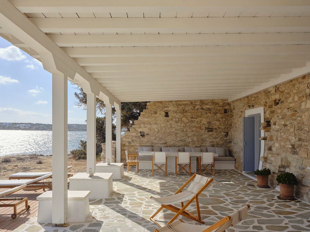 terrasse maison de plage en pierres Maison Patitiri Grèce île d terrasse maison de plage en pierres Maison Patitiri Grèce île d'Antiparos photo : Giulio Ghirardi