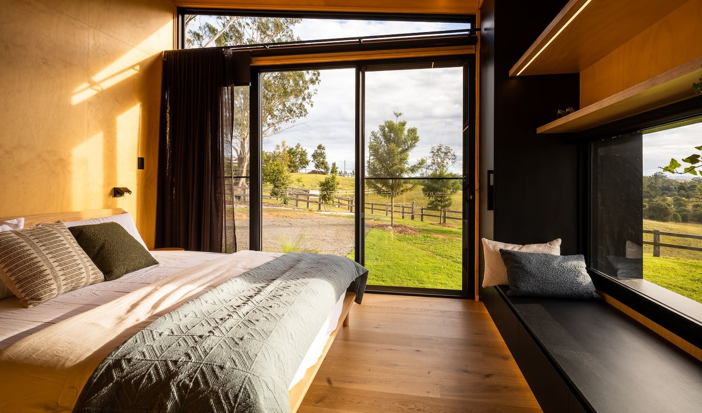 chambre décoration contemporaine avec baie vitrée et picture widow Kurui Cabin