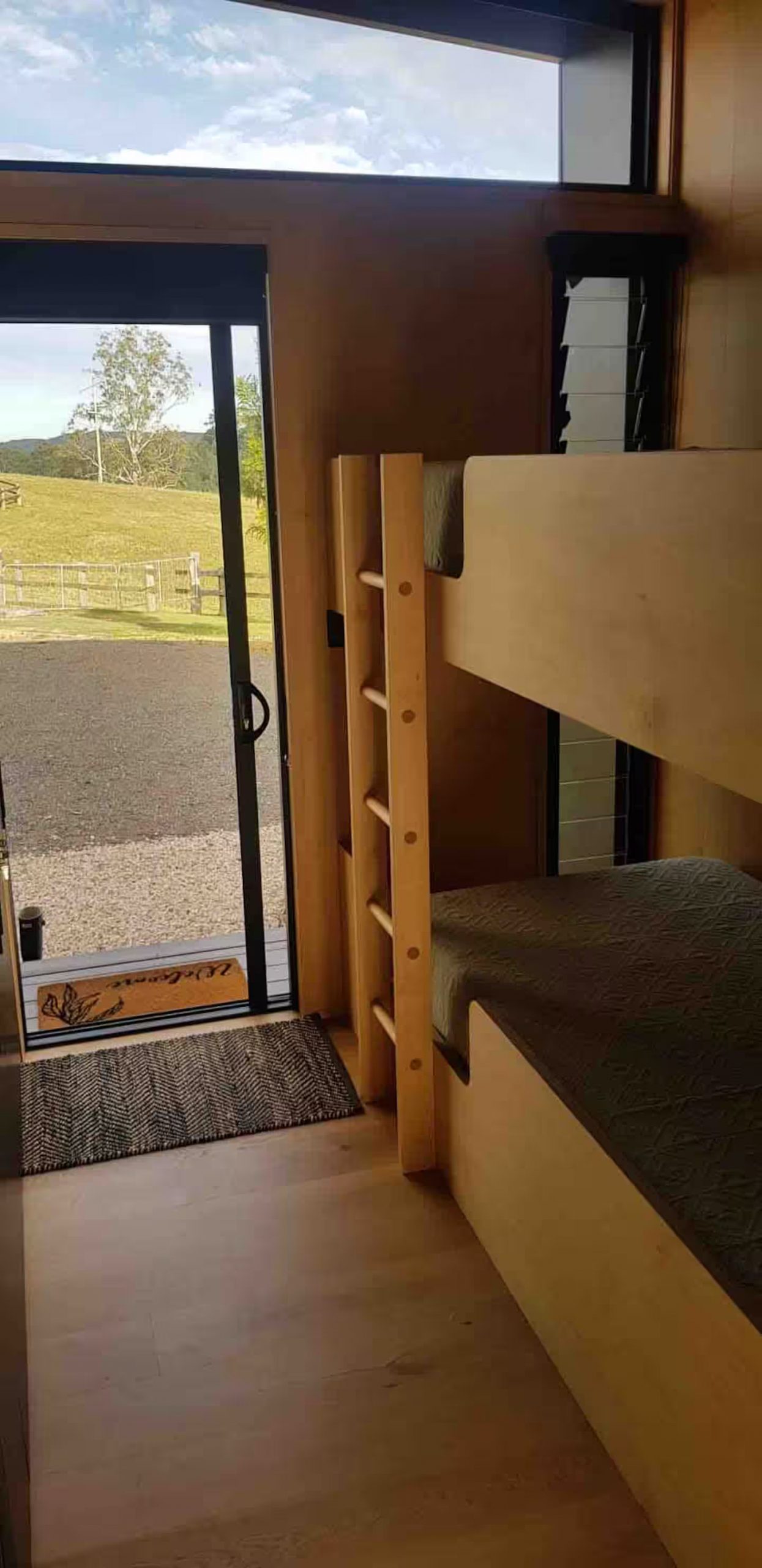 chambre décoration contemporaine avec baie vitrée Kurui Cabin