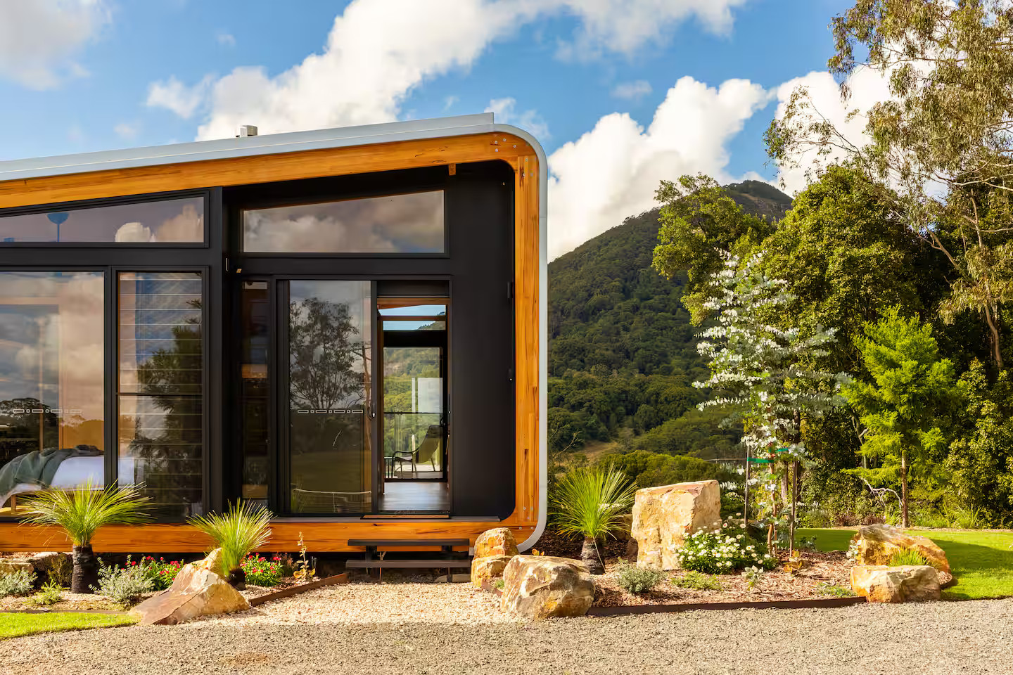 maison préfabriquée à l'architecture futuriste Kurui Cabin