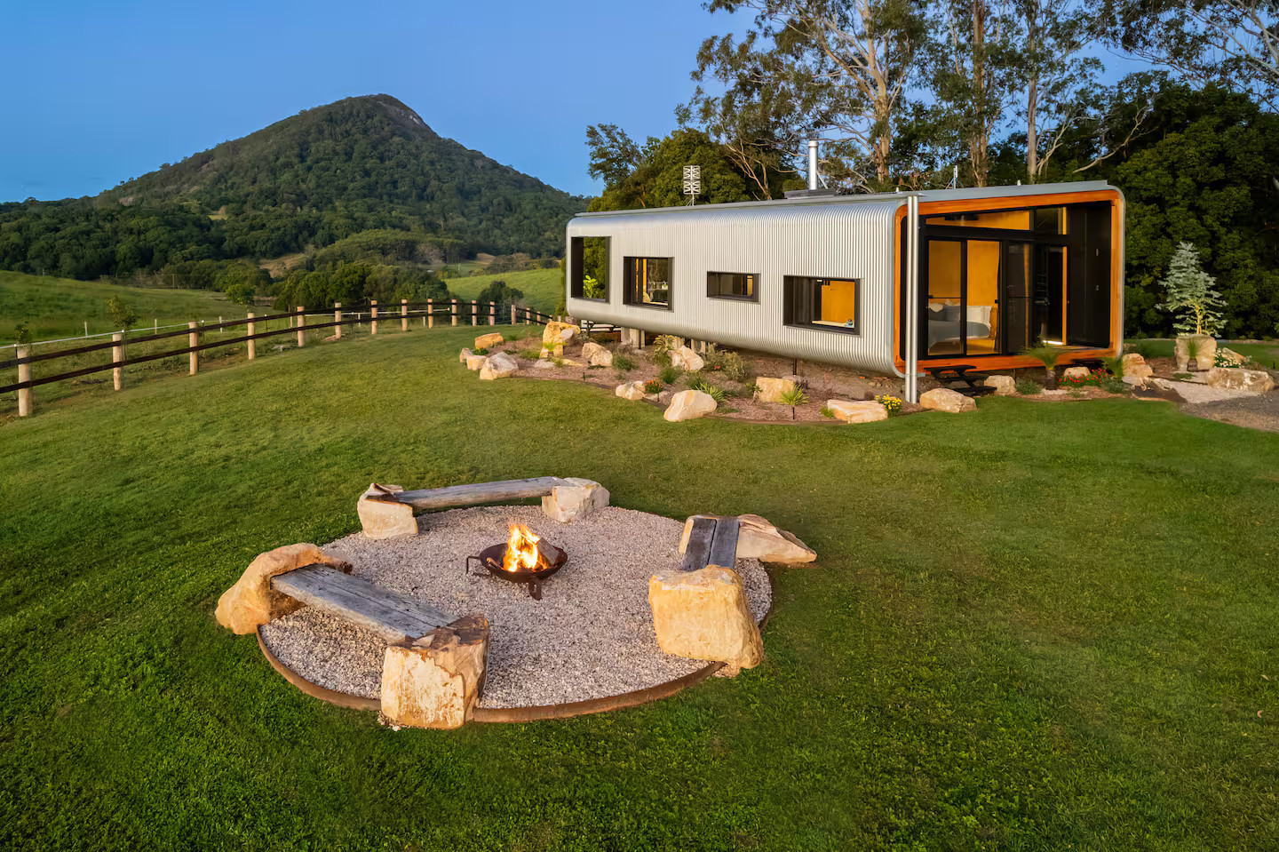 maison préfabriquée à l'architecture futuriste Kurui Cabin