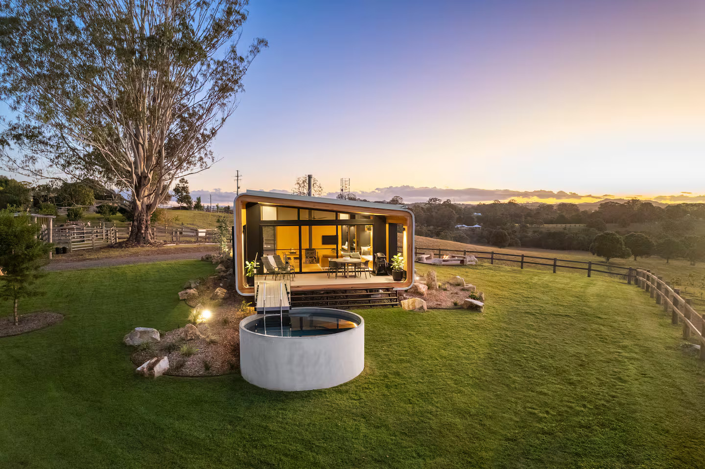 maison préfabriquée à l'architecture futuriste Kurui Cabin
