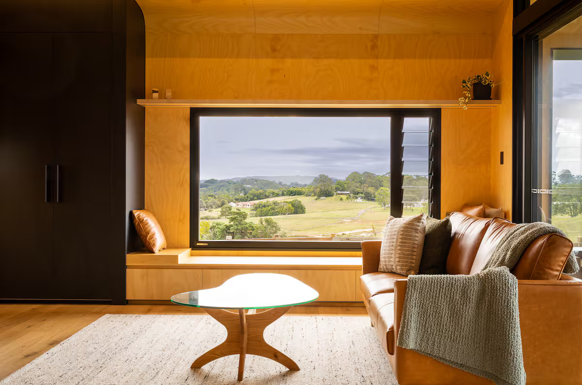 salon décoration contemporaine avec poêle et picture widow Kurui Cabin