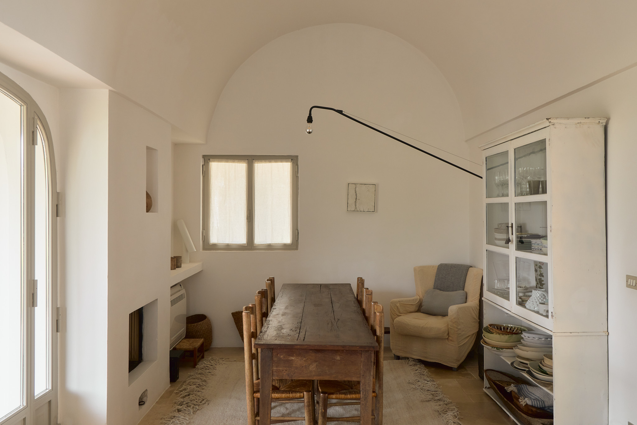 salle à manger avec cheminée décoration naturelle et rustique chic maison dans les Pouilles Villa Castelluccio salle à manger avec cheminée décoration naturelle et rustique chic maison dans les Pouilles Villa Castelluccio