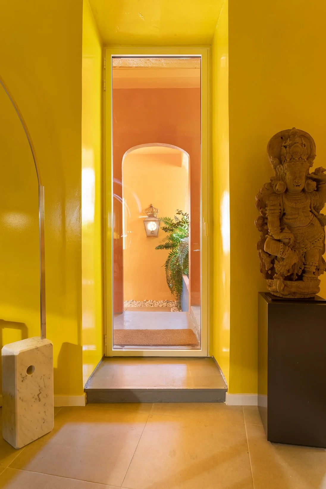 entrée décoration contemporaine jaune