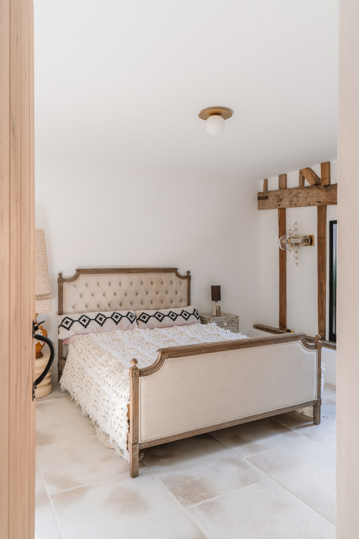 chambre avec colombages et poutres ancienne grange rénovée du 18e siècle