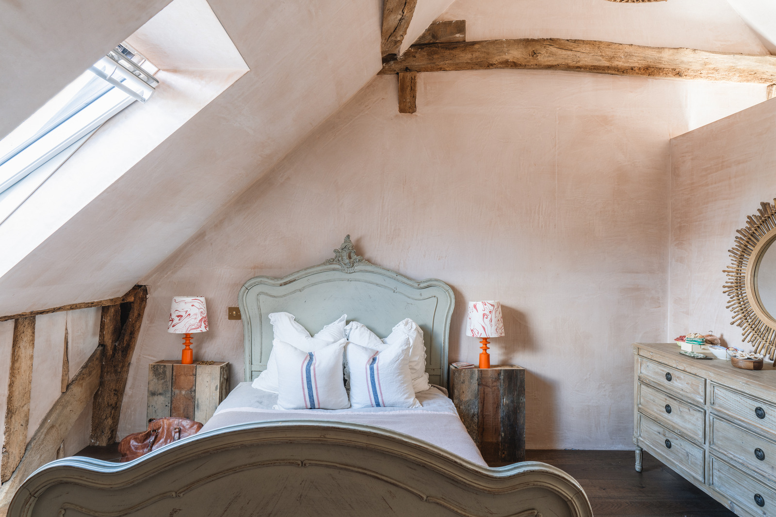 chambre avec colombages et poutres ancienne grange rénovée du 18e siècle