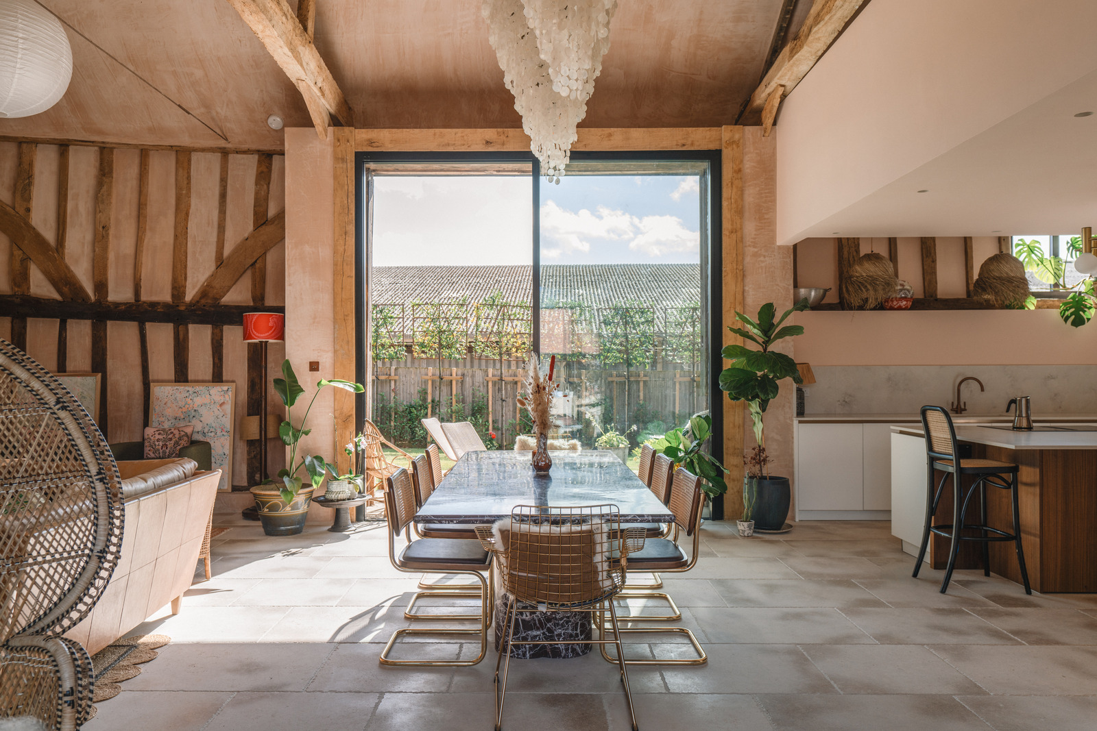 salon double hauteur avec colombages et poutres ancienne grange rénovée du 18e siècle