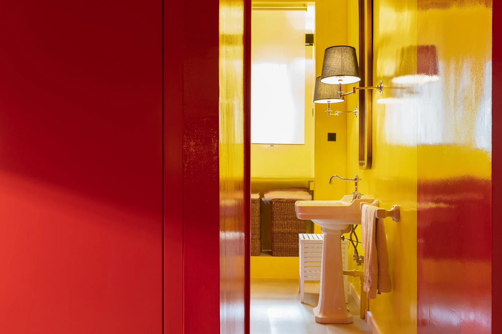 salle de bain décoration contemporaine jaune et rouge