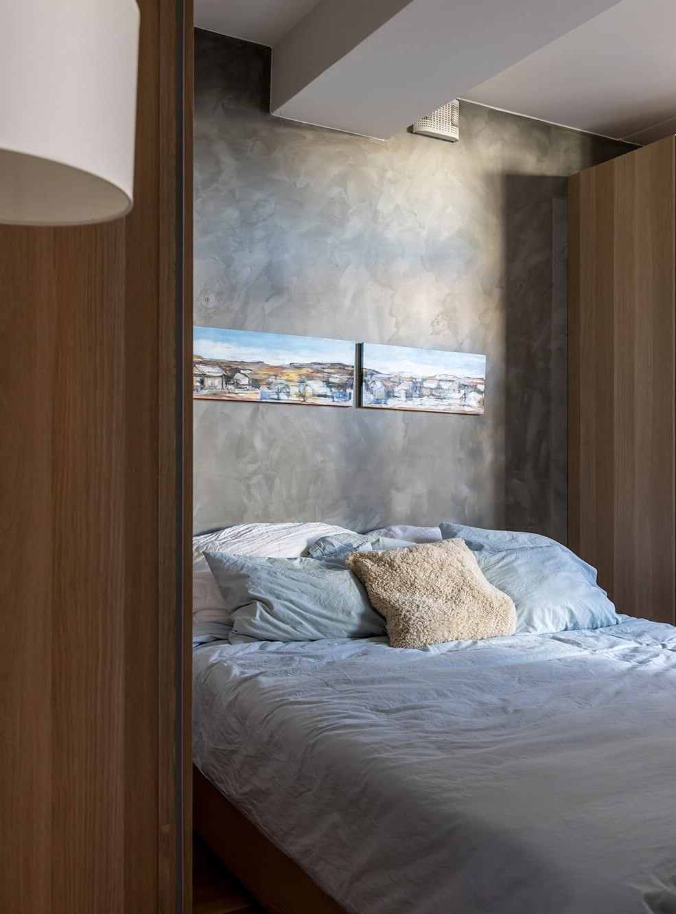 chambre murs gris à la chaux deux-pièces de 46m2 style Japandi chambre murs gris à la chaux deux-pièces de 46m2 style Japandi