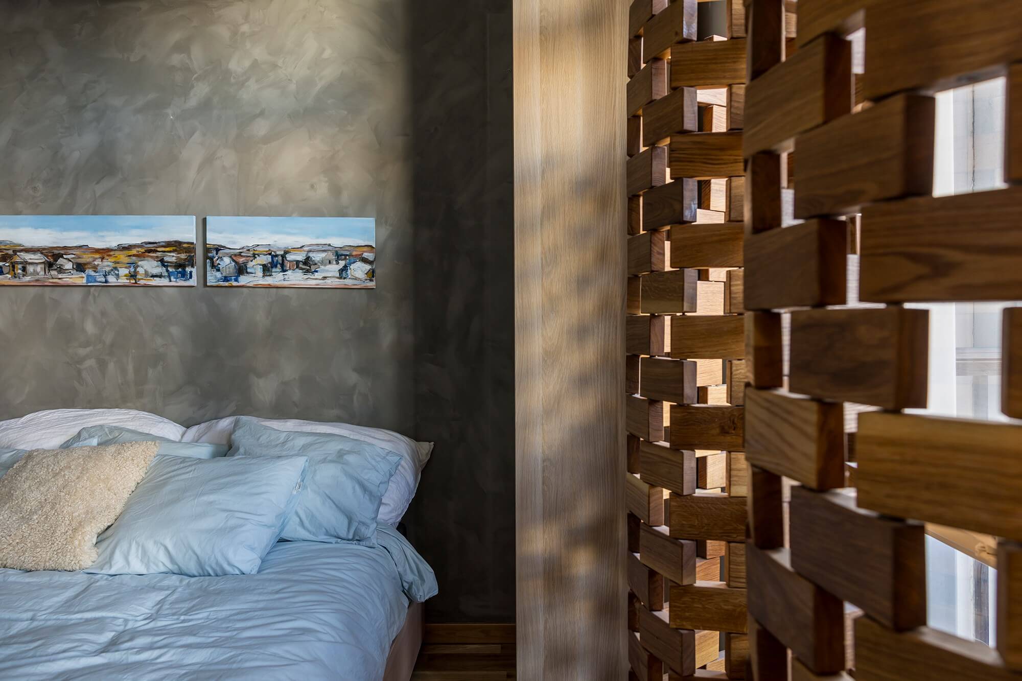chambre murs gris à la chaux deux-pièces de 46m2 style Japandi chambre murs gris à la chaux deux-pièces de 46m2 style Japandi