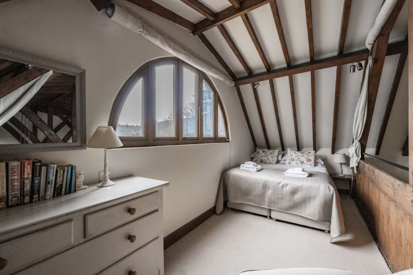 chambre avec poutres décoration classique chic maison sur pilotis Norfolk Le Boathouse chambre avec poutres décoration classique chic maison sur pilotis Norfolk Le Boathouse