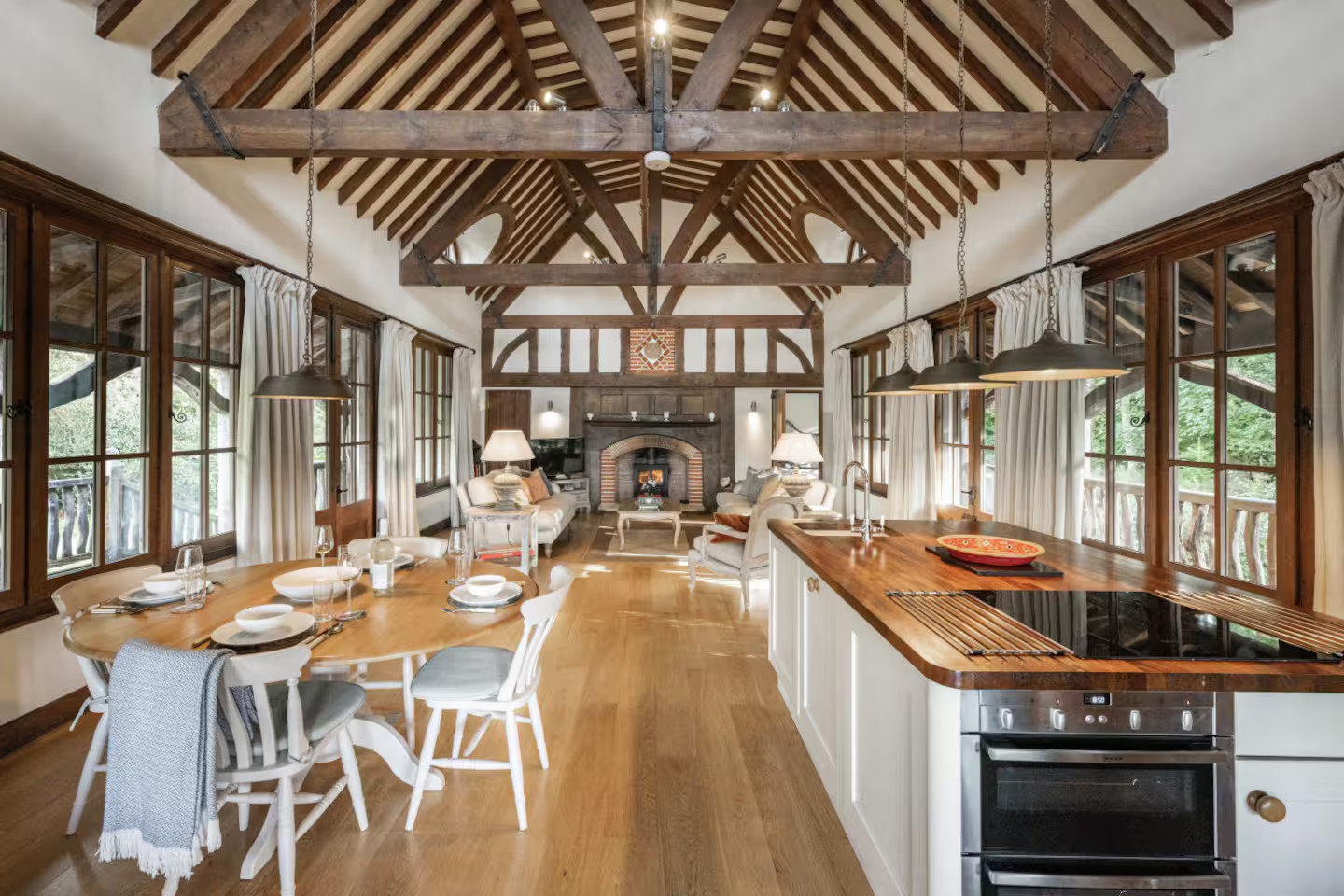 salon avec cheminée poutres et colombages décoration classique chic maison sur pilotis Norfolk Le Boathouse salon avec cheminée poutres et colombages décoration classique chic maison sur pilotis Norfolk Le Boathouse