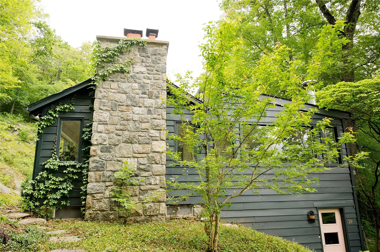 maison en bois contemporaine façade vert sapin et pierres
